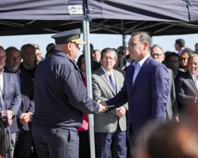 Valdés entregó móviles y pidió una Policía más cercana a la gente