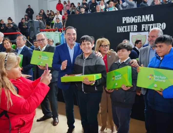 Valdés hizo entrega de 886 notebooks a estudiantes de colegios secundarios de la Capital