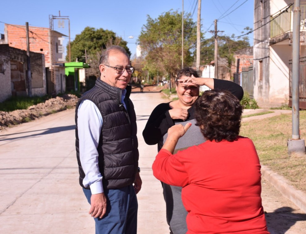Tassano recorrió obras en dos populares plazas y la pavimentación en conexión clave