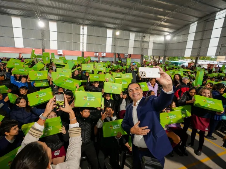 Valdés entregó notebooks a estudiantes de Capital "para garantizar su futuro"